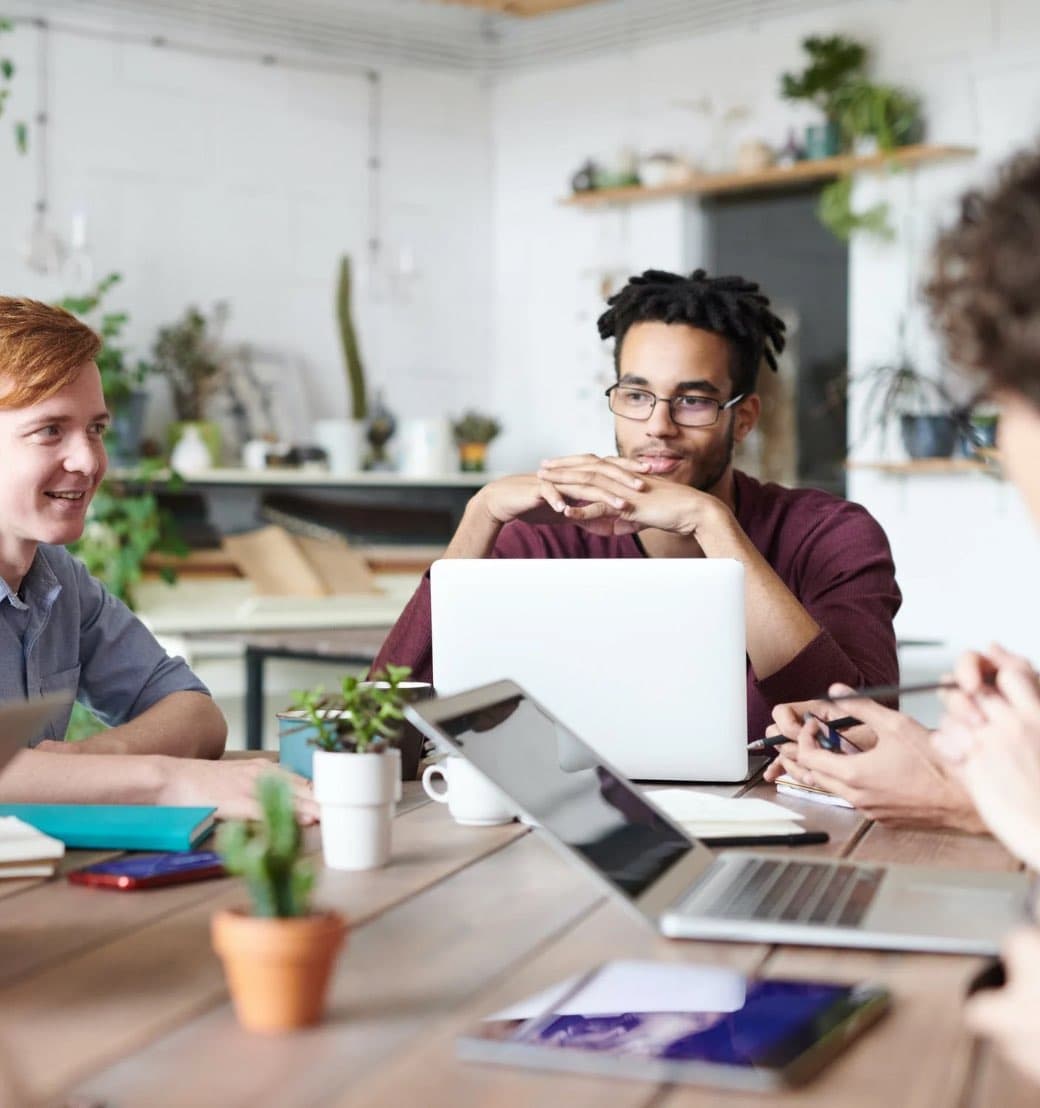 Collega's hebben een werkoverleg