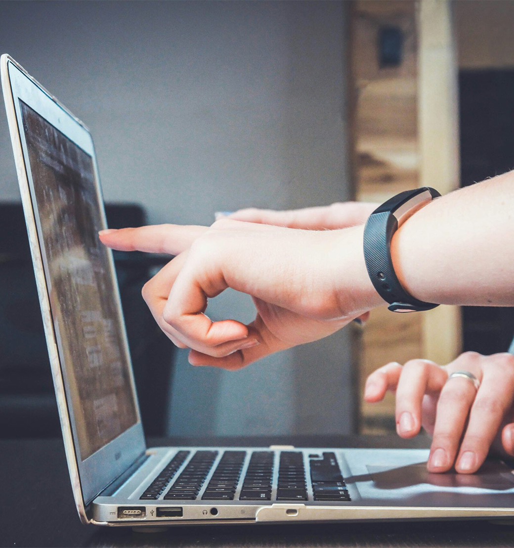 Overlegmoment met focus op digitaal scherm